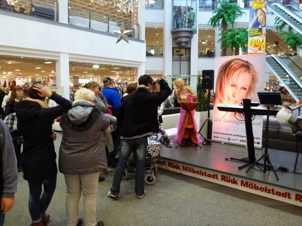 Schlagersängerin Katja Amberg erfüllt Autogrammwünsche